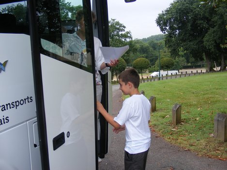 photo lundi 12 juillet 2010 : Tout les enfants montent dans les bus pour pouvoir partir