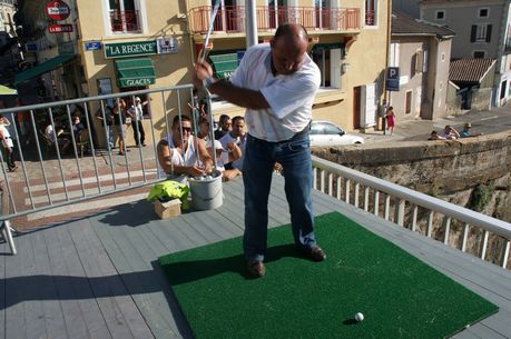 photo du golf en ville organisé lors du samedi piéton du 7 août 2010