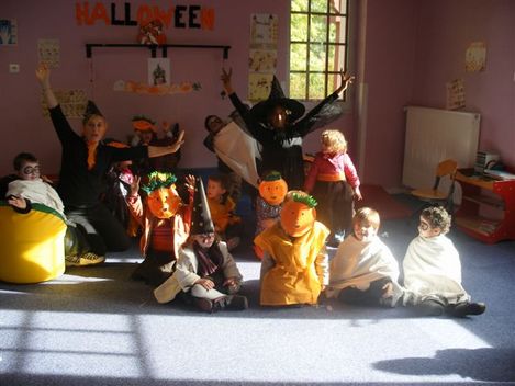 halloween 2010 : les enfants du pjse visitent le club du 3e age du Péglé