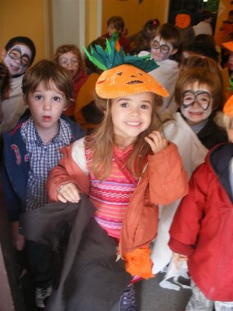 halloween 2010 : les enfants du pjse visitent le club du 3e age du Péglé