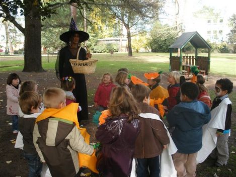 halloween 2010 : les enfants du pjse visitent le club du 3e age du Péglé