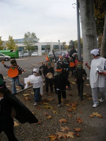halloween 2010 : les enfants du pjse visitent le club du 3e age du Péglé
