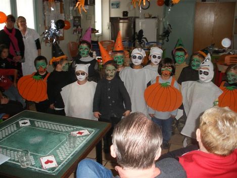halloween 2010 : les enfants du pjse visitent le club du 3e age du Péglé