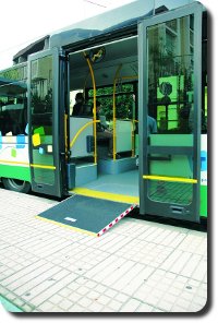 image : accès pour personne à mobilité réduite dans le bus
