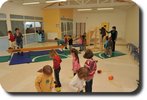 image-lien : photo salle de jeux dans une école montoise et lien vers la page enseignement, éducation