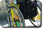 image-lien : photo handicapé en fauteuil roulant et lien vers page Les personnes handicapées