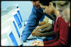 image : photo personnes travaillant sur ordinateur