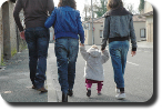 image-lien : photo famille avec une ado et un enfant qui marche et lien vers page la famille (santé-social)