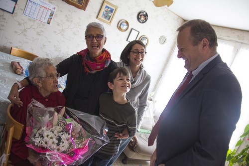 image : Madame Labajo - centeanire - entourée de la famille te Charle Dayot - Mont de Marsan