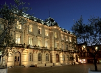 image : photo de nuit de la mairie de Mont de Marsan
